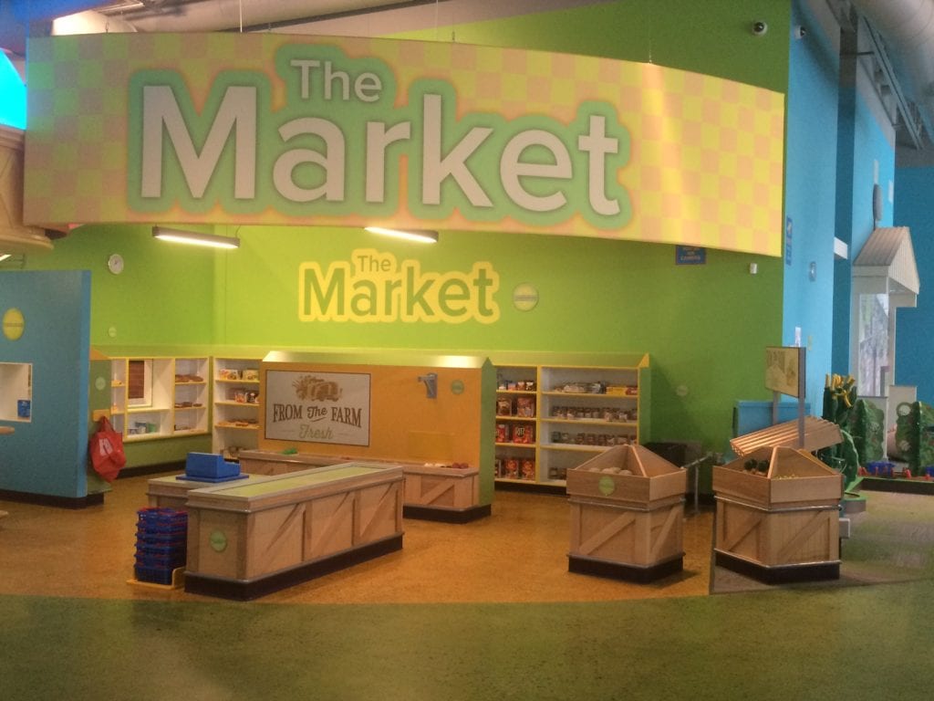 Play market with shelves, carts, and cash register to buy groceries.